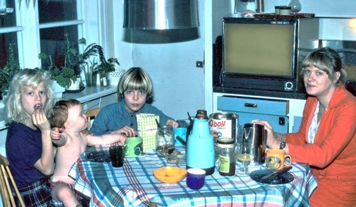 1978: Köket i Grindstugan, Östersund — Kristina, Ingrid, Sanna