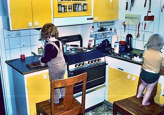Flickorna hjälper till i köket
