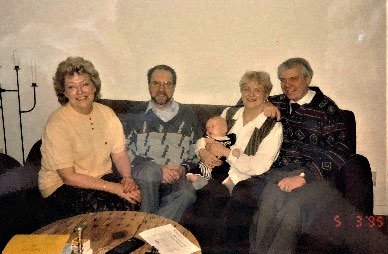 Hugo med mor- och farföräldrar