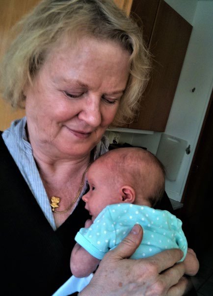2010: Britt ger ut bok och blir mormor igen — Annie är här!