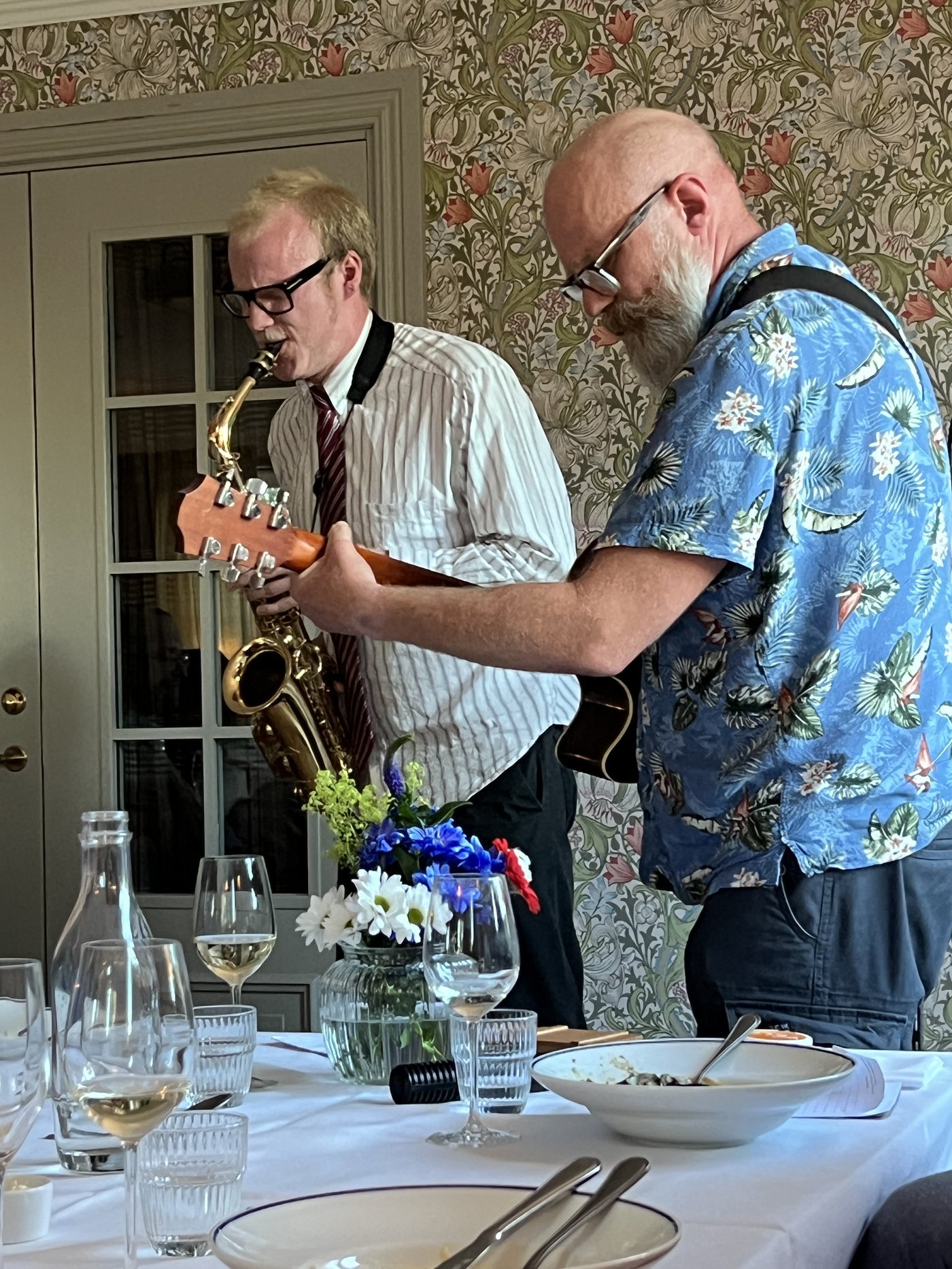 Musiker spelar saxofon och gitarr
