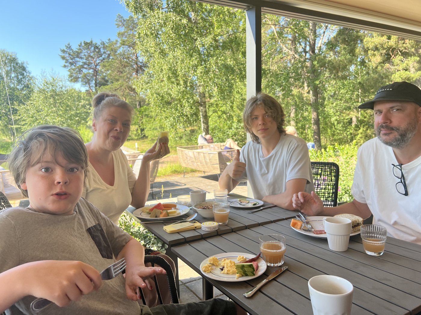 Frukost på altanen i solen