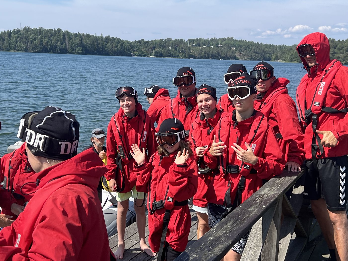 Familjen i röda overaller på bryggan