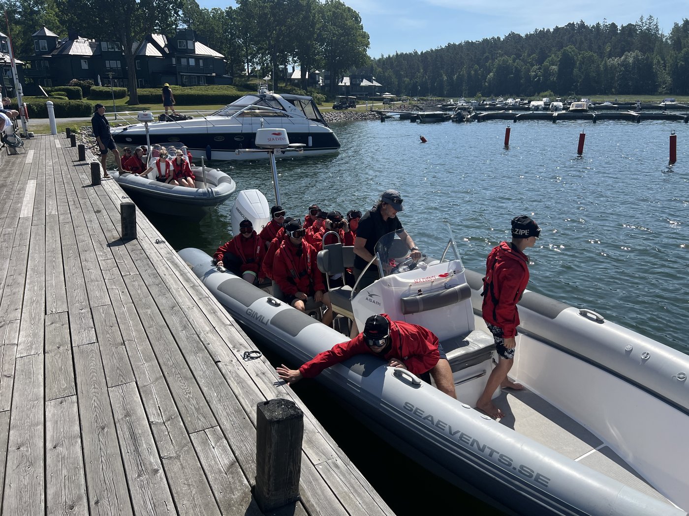 RIB-båt vid bryggan