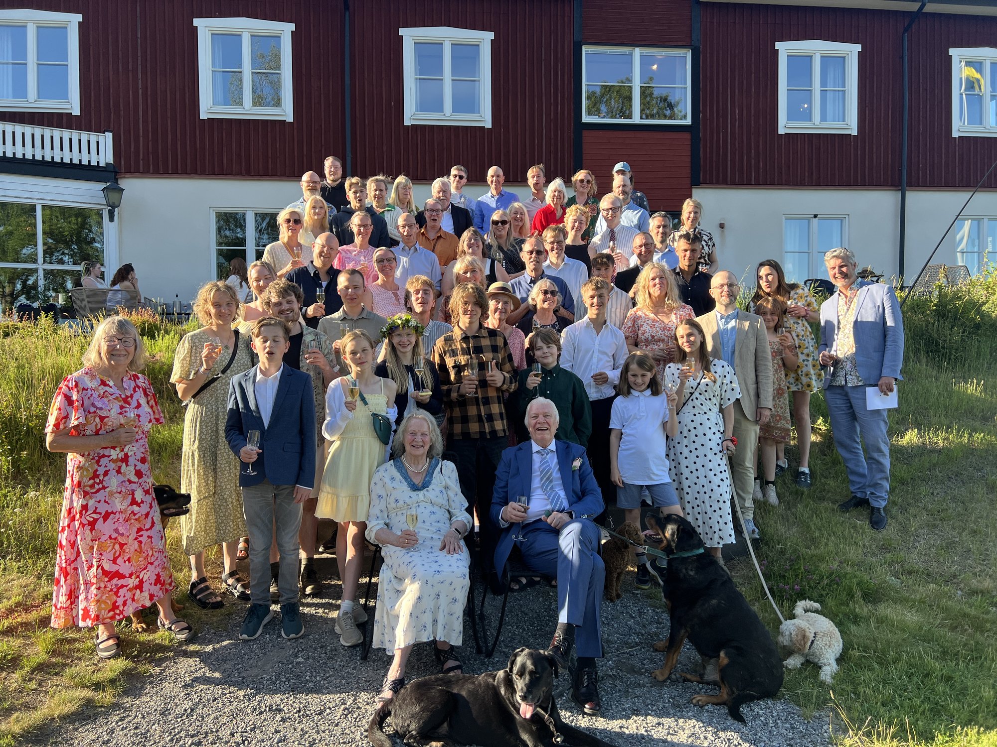 Hela familjen samlad på Fågelbro värdshus för att fira guldbröllopet, 2026
